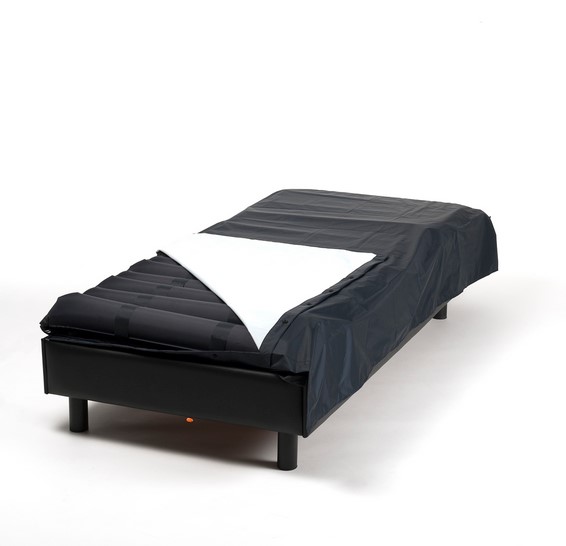 Materac rurowy MAT X3 rozłożony na łóżku 