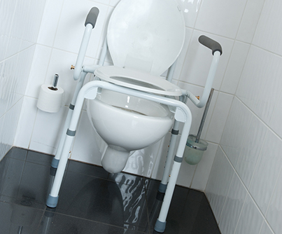 Krzesło toaletowe Stecy zamonotwoane na toaletę 