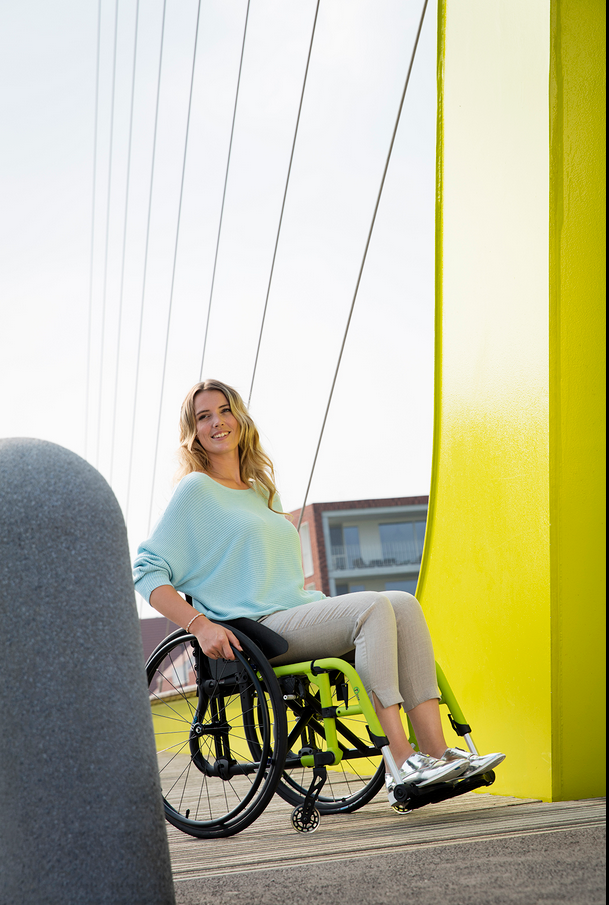 Kobieta siedząca na wózku inwalidzkim 